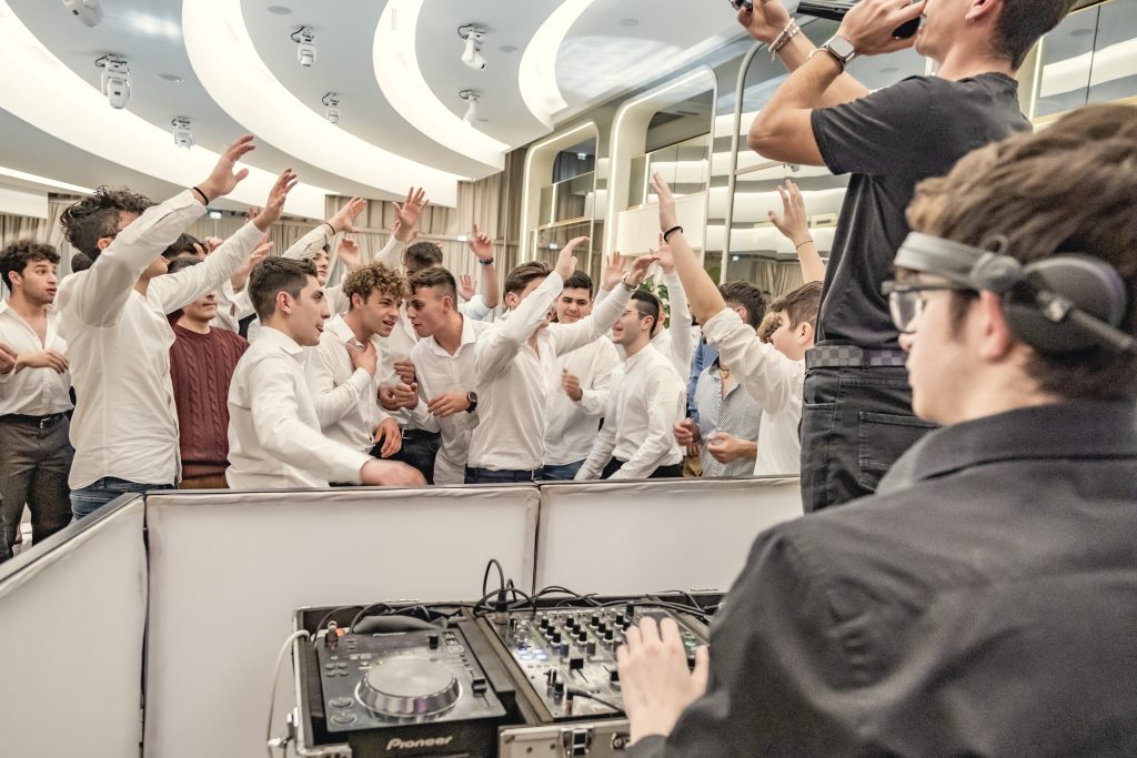 Gli ospiti ballano con le mani alzate durante una festa Rebeat