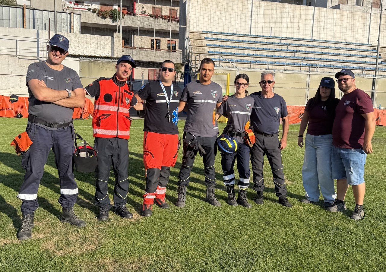 Volontari ItriaAttiva su un campo sportivo.